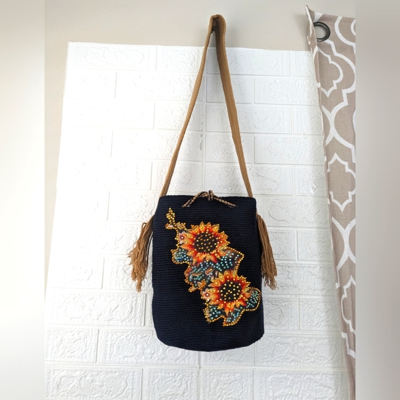 SOLD / Authentic Wayuu Bag / Handmade Bags/ Sunflower 🌻 - Picture 6 of 9